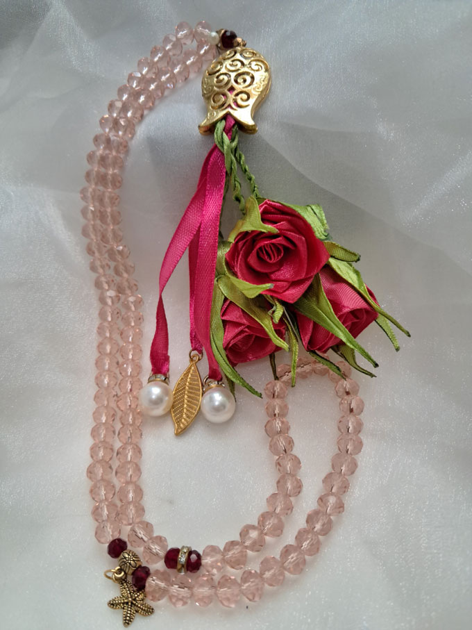 تسبیح صورتی با رز های سرخ آبی روباندوزی شده
