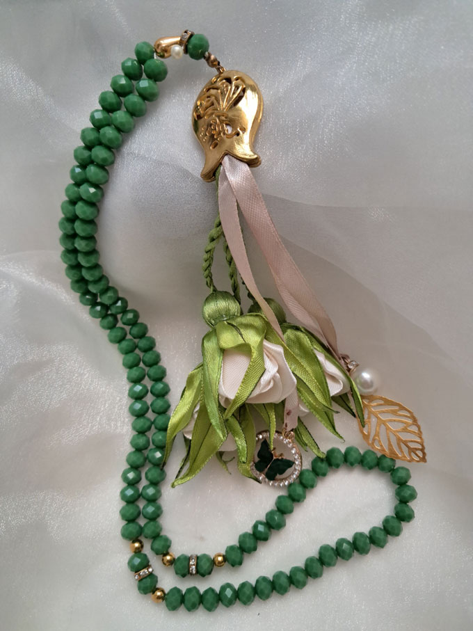 تسبیح یشمی با رز های صورتی روباندوزی شده