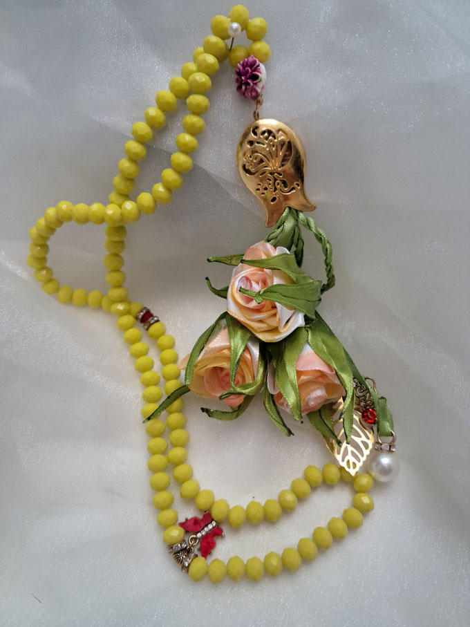 تسبیح زرد با رز های گلبهی روباندوزی شده