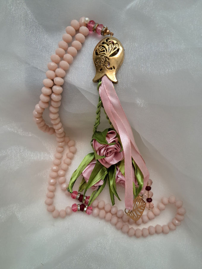 تسبیح کالباسی با رز های صورتی روباندوزی شده
