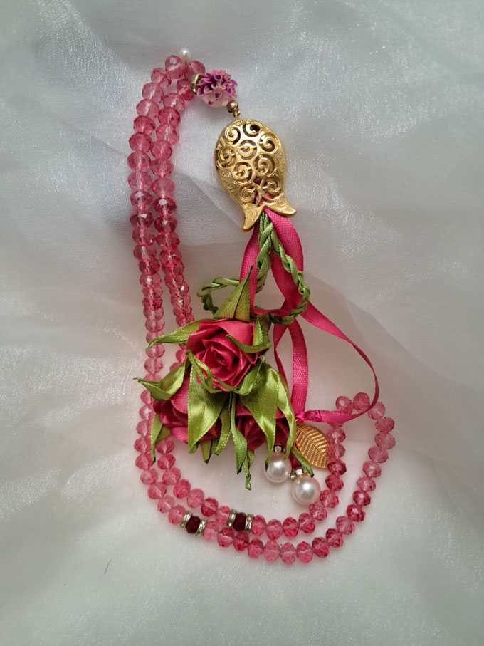 تسبیح سرخ با رز های سرخ روباندوزی شده