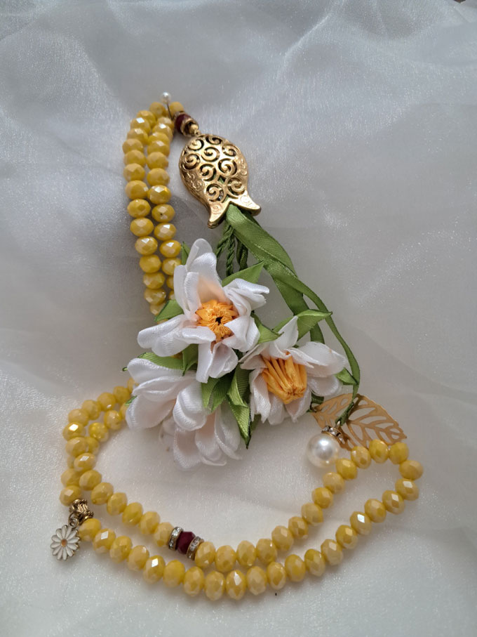 تسبیح خردلی با گل های نرگس روباندوزی شده