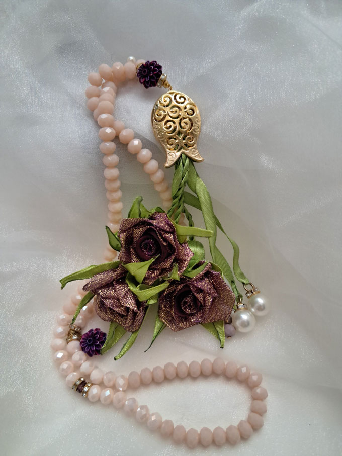 تسبیح صورتی با رزهای روباندوزی شده بنفش