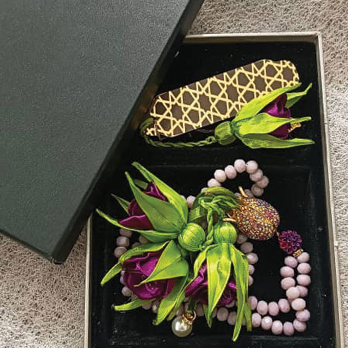 تسبیح یاسی و شیخک لاله و رز های روباندوزی شده همراه با نشانگر قرآنی